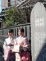 女学校の同級です。学び舎に通った懐かしい鎌倉 好きなきものでちょっと大人っぽいポーズ!!